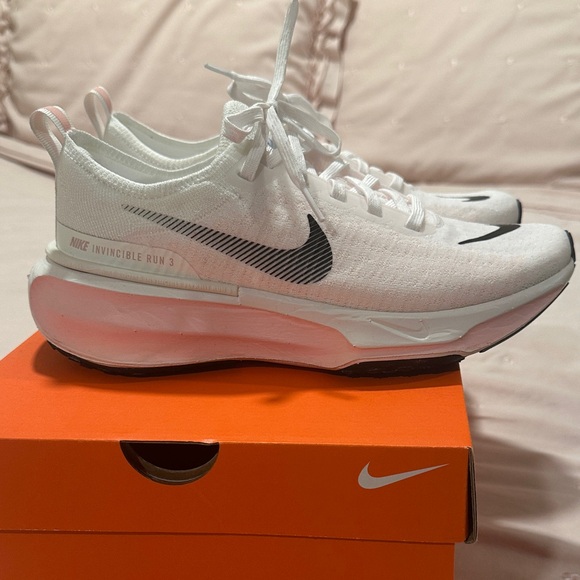 Nike Zoomx Invincible Run 3 Women's White and Pink running Shoes - Picture 4 of 7
